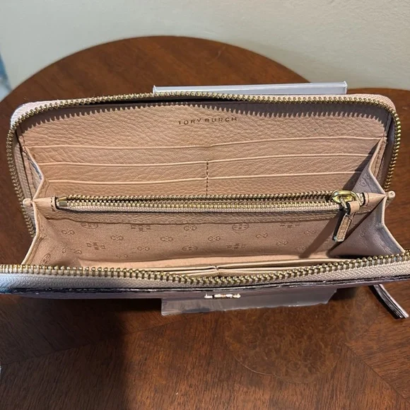 Tory Burch. Long wallet zippy wallet pebbled leather lavender beige interior - Picture 10 of 11